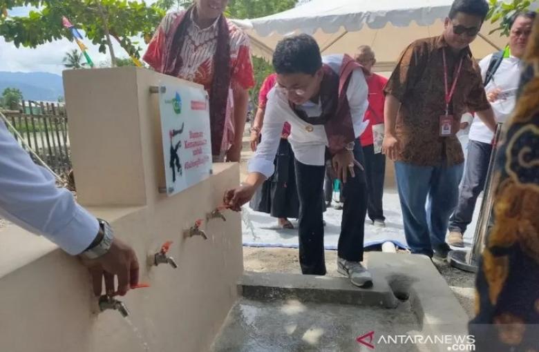 Bupati Sigi, Sulawesi Tengah, Mohammad Irwan Lapatta meninjau bantuan sarana air bersih dan sanitasi dari Mercy Corps Indonesia dan Lembaga Kerjasama Internasional dan Dana Pembangunan (International Cooperation and Development Fund) Taiwan, di Desa Maranata, Kabupaten Sigi, Rabu. ANTARA/HO Humas Pemkab Sigi/am.